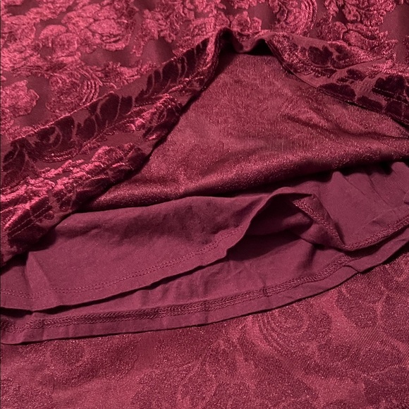 Sundance Elegant Burgundy Floral Velvet Women's Top - Picture 4 of 5